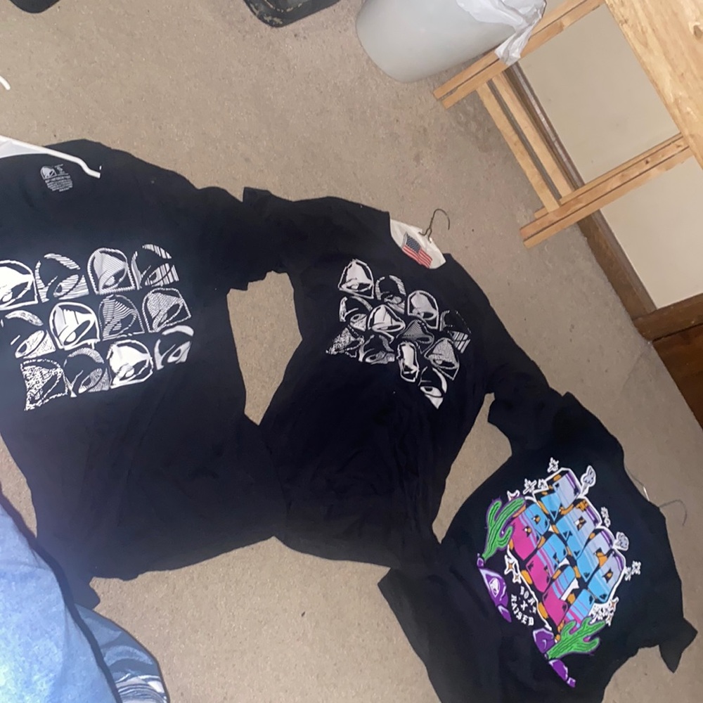 3 for $30 (1 men’s small 1 men’s medium 1 women’s medium) Taco Bell shirts 🌮🛎️